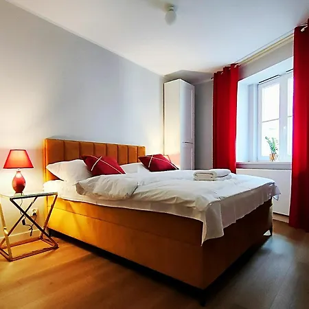 Hugo Star Apartman *